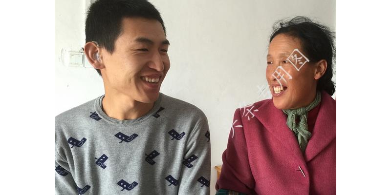 热心小伙半夜给邻居修水龙头,24岁小伙水龙头坏了