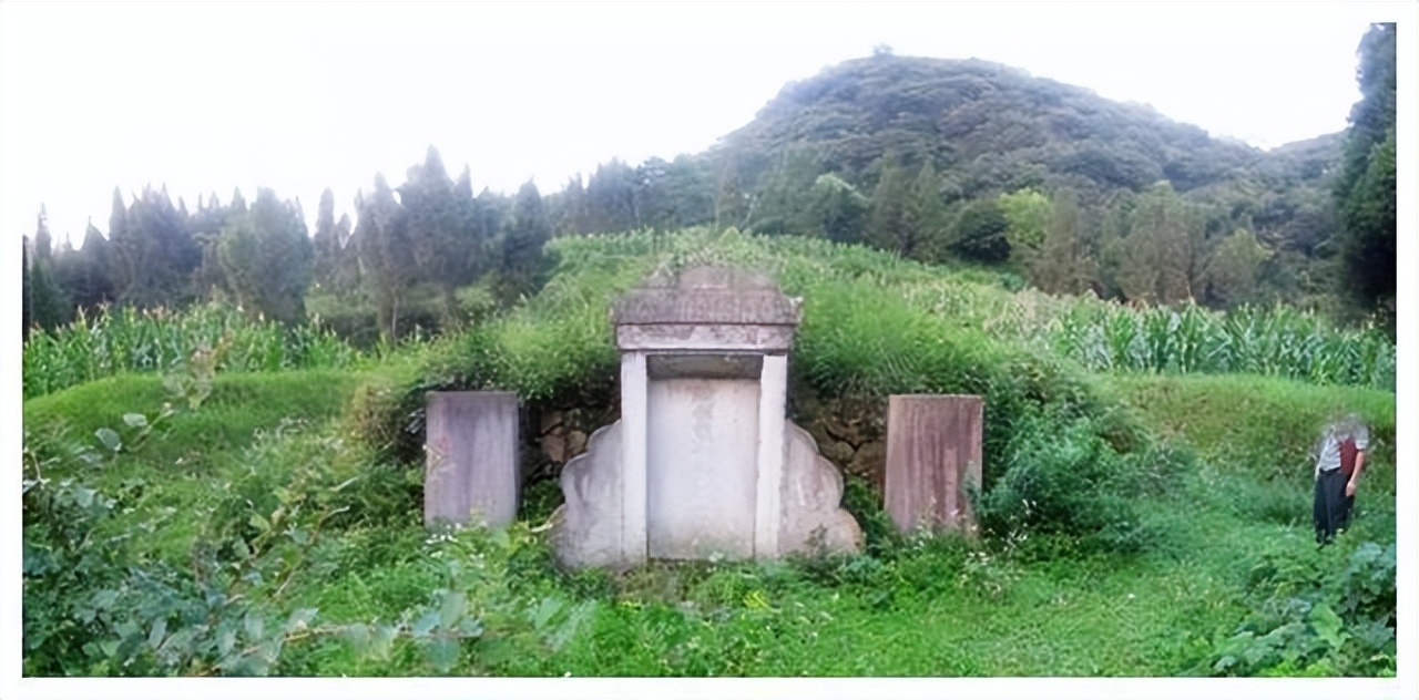 坟上有洞晚辈受穷,坟上有洞子孙穷