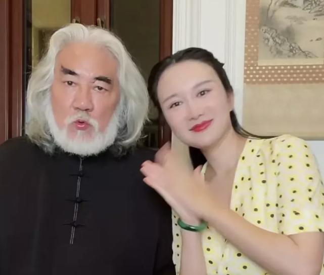 娱乐圈父女恋靠谱吗？张纪中护妻，张艺谋交罚款，钢琴家81岁当爸