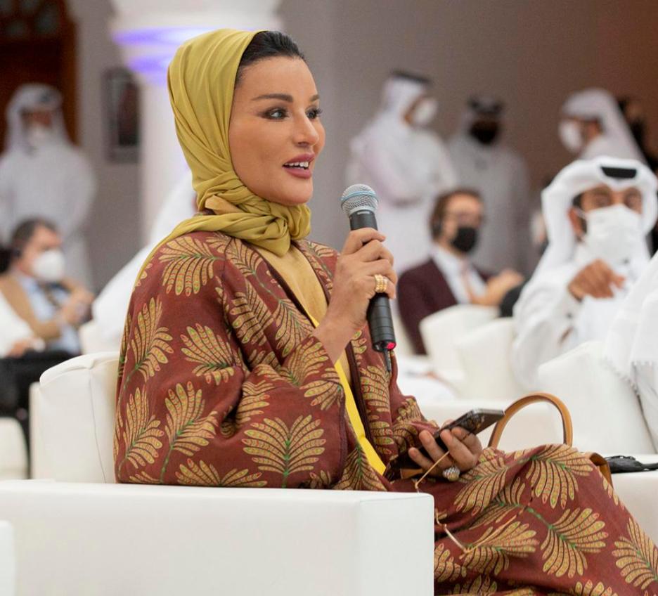 卡塔尔太后穿12年前的裙子，戴卡洛琳公主同款胸针，依然惊艳时光