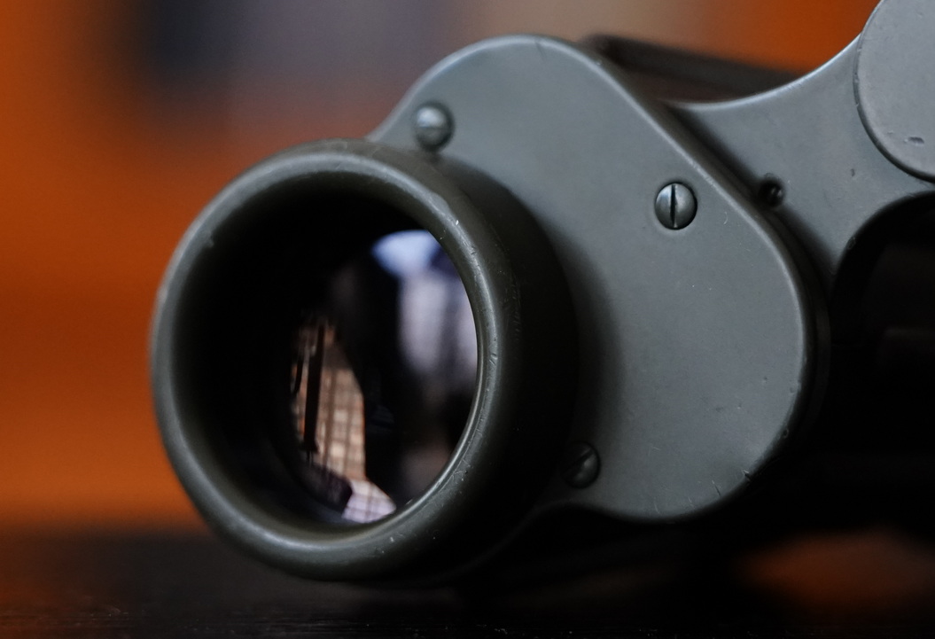 一树梨花压海棠：是*用军**望远镜好？还是名牌望远镜好？