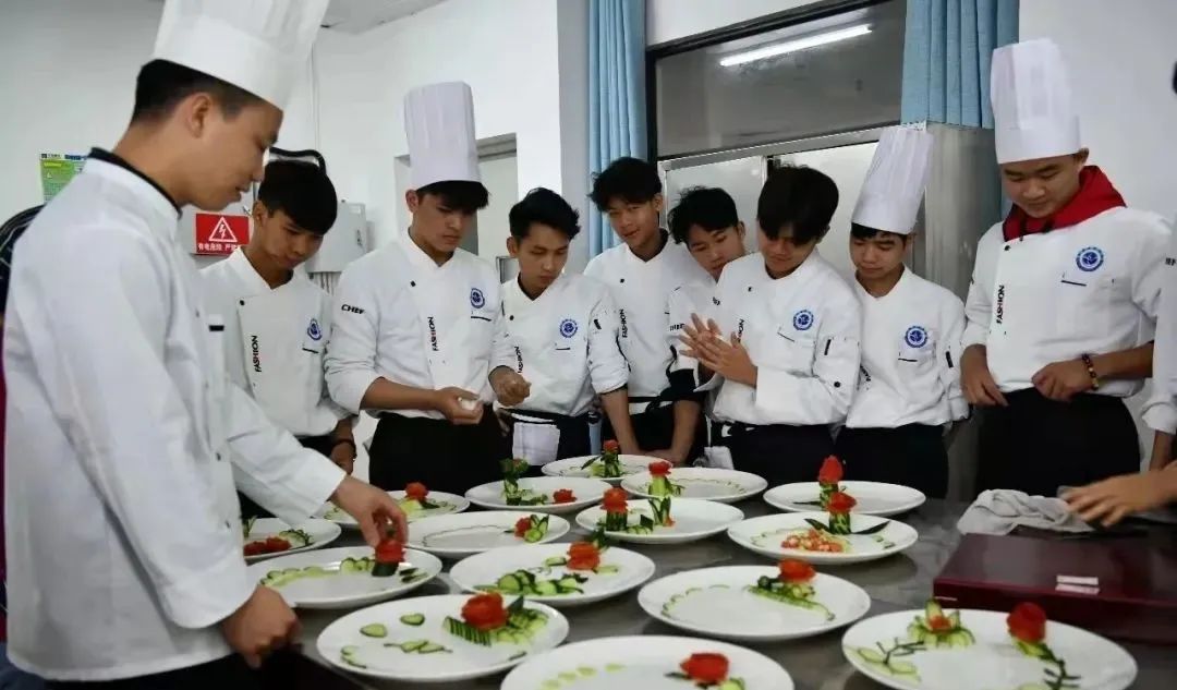 哪个大学专业校服最好看,大学专业古风校服