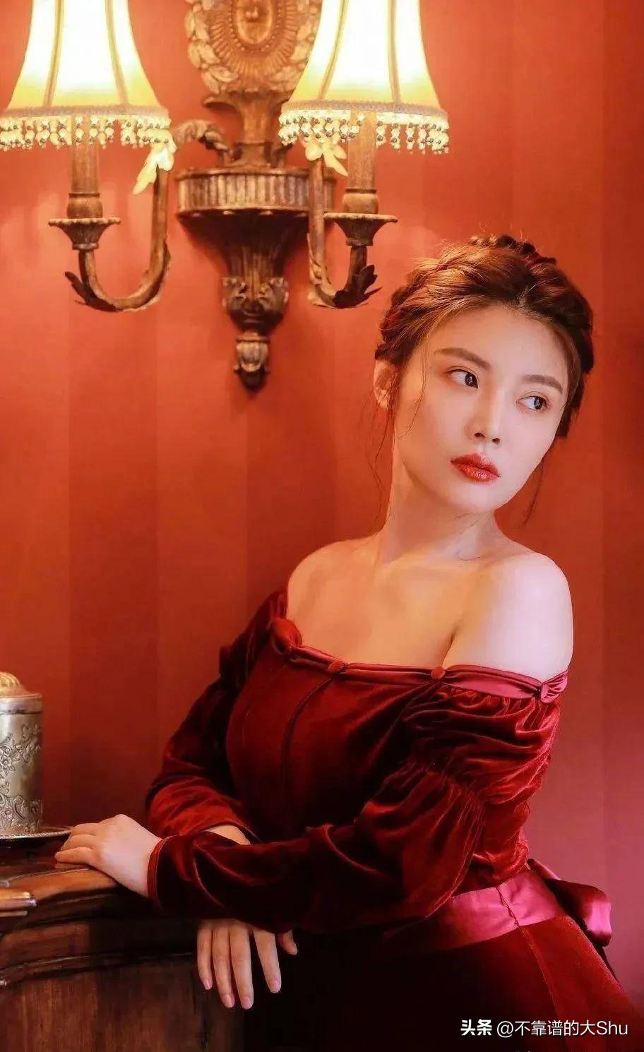 她身材高挑,她身材苗条