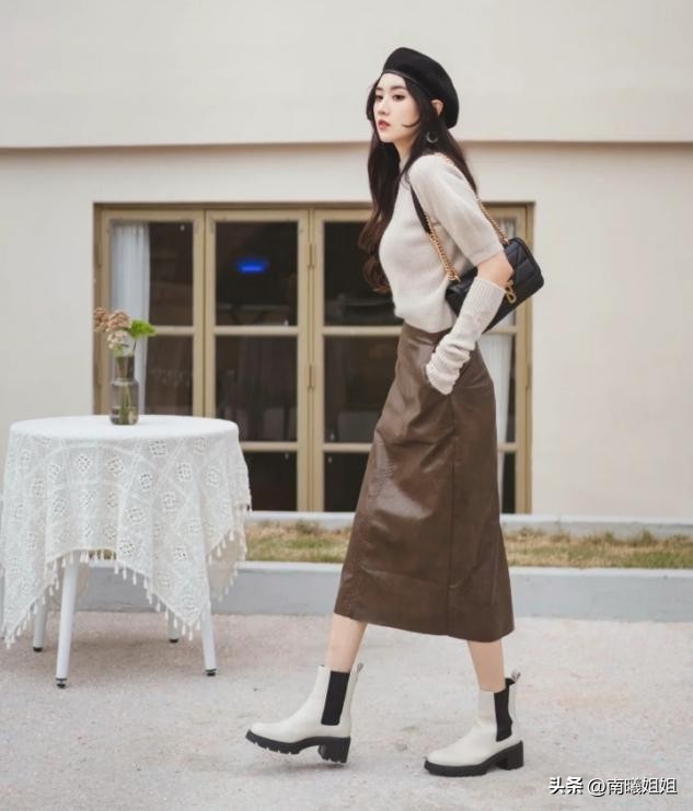 杨幂同款镂空马丁靴显腿粗吗,杨幂带火的鞋子素材