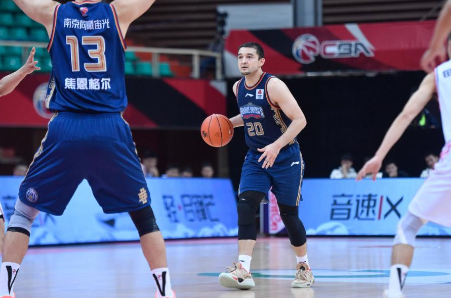 西热力江被停赛5场教练还是球员,西热力江的被罚款的动作