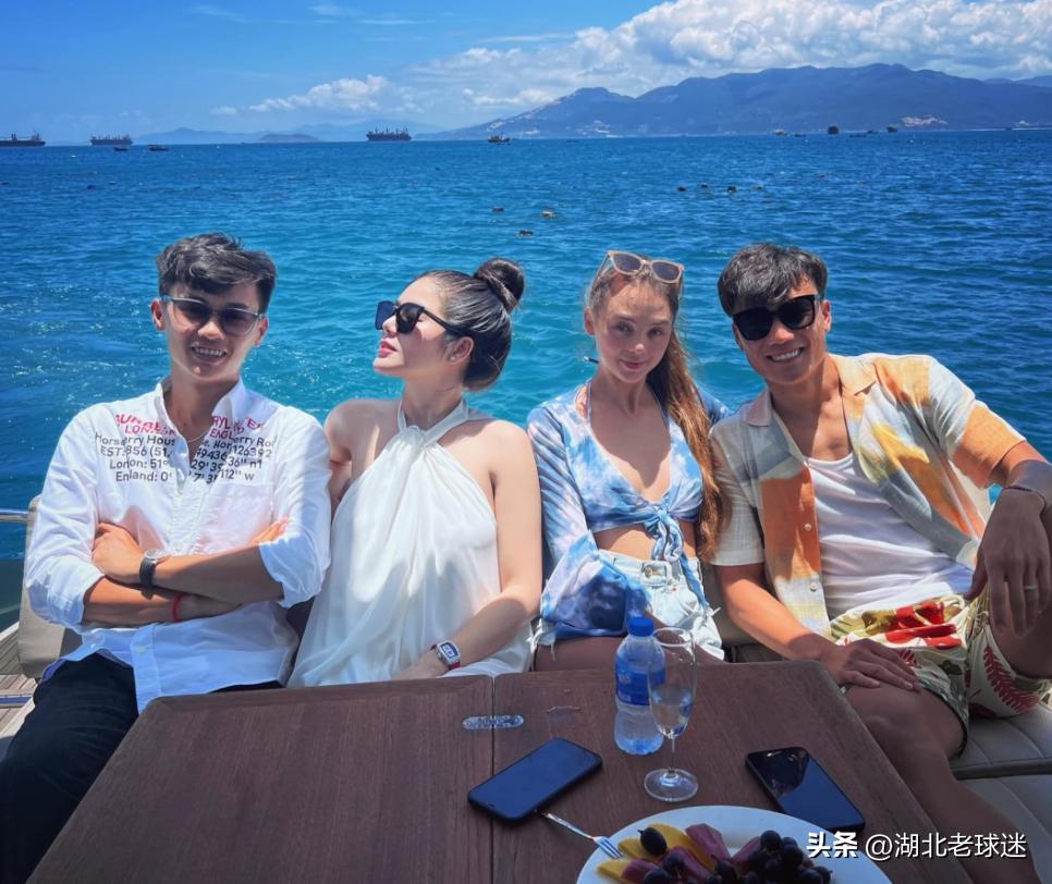 国足克星变伤仲永!从亚洲亚军主力变球队替补,娶大6岁白人美女