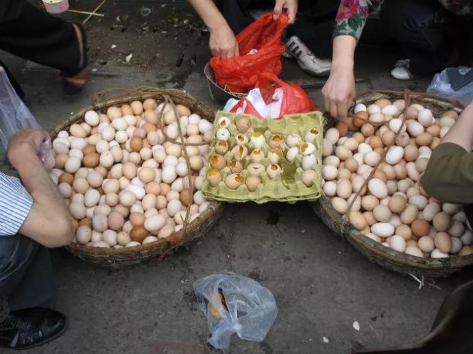 我被单位辞退后，在路边免费给路人送鸡蛋，一个月能挣40000块钱