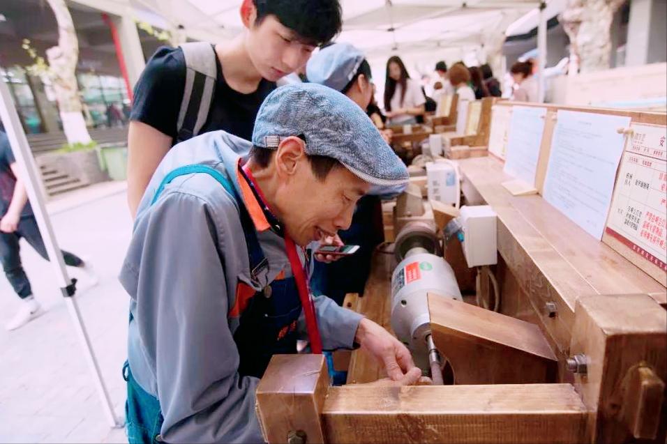 独臂大叔从零创业，带领355名残疾员工做梳子，一年卖出三个亿！