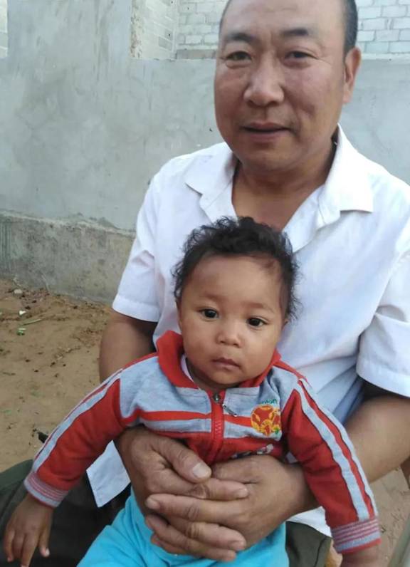 非洲19岁女孩远嫁河南48岁农民,生俩混血儿,称:我每天都在享福