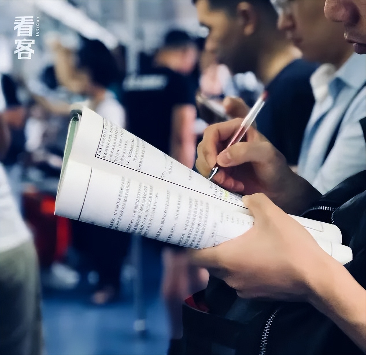 北京通勤路上，她用镜头记录2000个捧着书的人