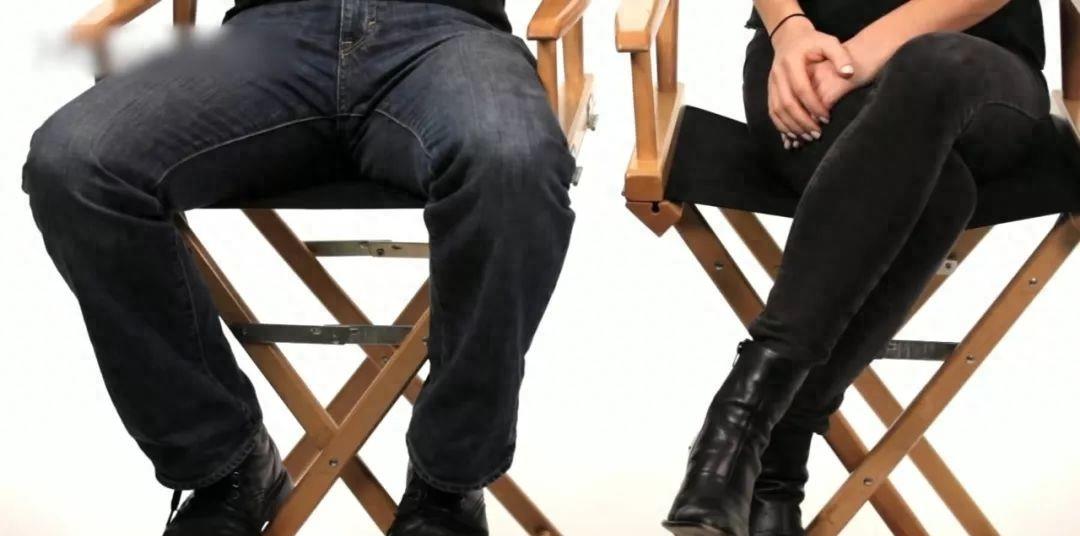 为什么外国坐地铁要靠墙,国外女生坐地铁