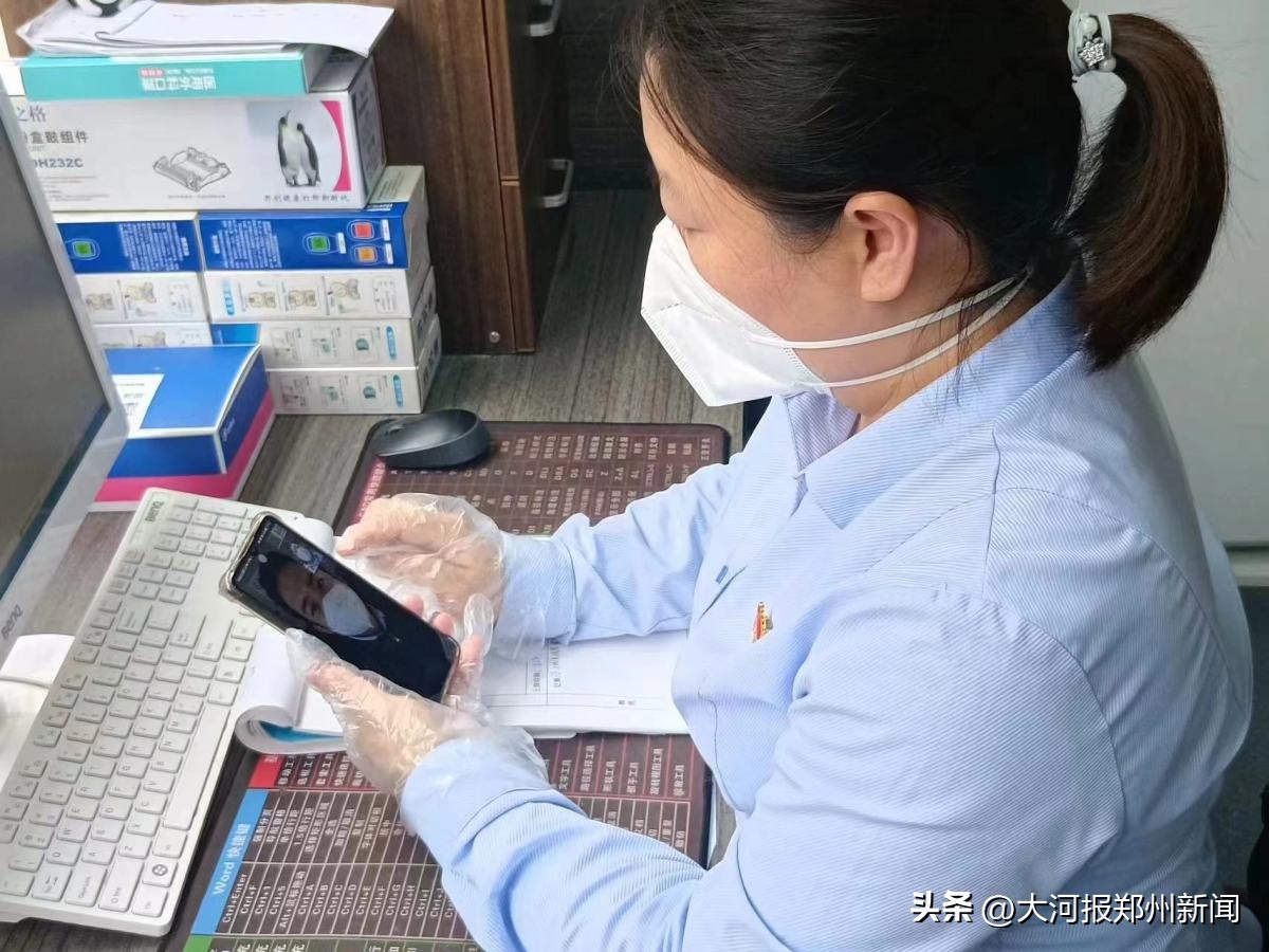 坚守防疫一线女将图片,坚守防疫一线的女警