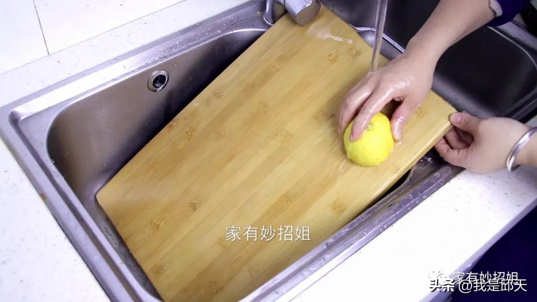 洗碗池上的小妙用,小苏打加盐清理洗碗池下水道