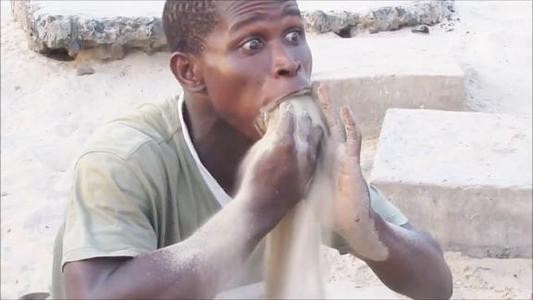 故事:非洲22岁小伙吃沙子上瘾,一天要吃五斤,身体发生怎样改变