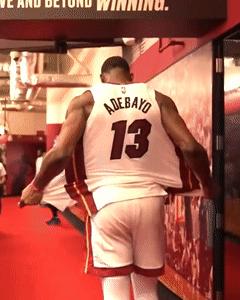 NBA晚报：詹姆斯与车王合照，獭兔给科比发短信，热巴怒撕球衣