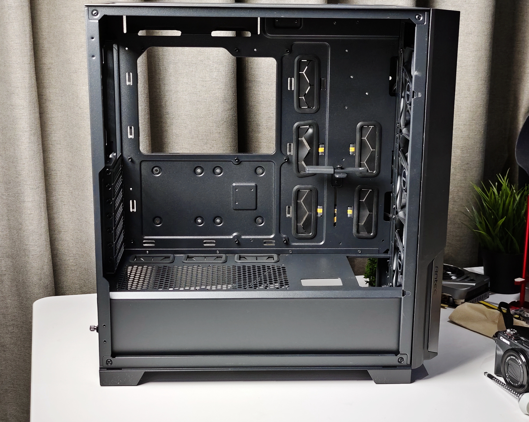 扎实稳健，低调奢华，轻松装下RTX4090-安钛克P20CE机箱设计解析