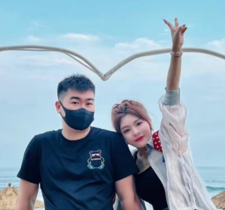 拿海鲜喂鸡、20秒36万进账，网红这一职业，真就“钱”途无量？