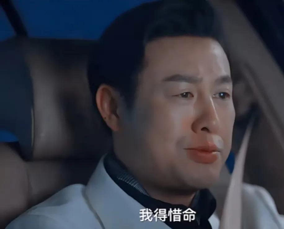 网友横店夜市偶遇张颂文,张颂文逛夜市被粉丝围堵