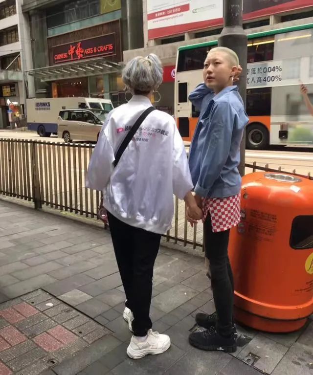 小龙女被爆在加拿大捡垃圾度日,小龙女加拿大街头捡垃圾