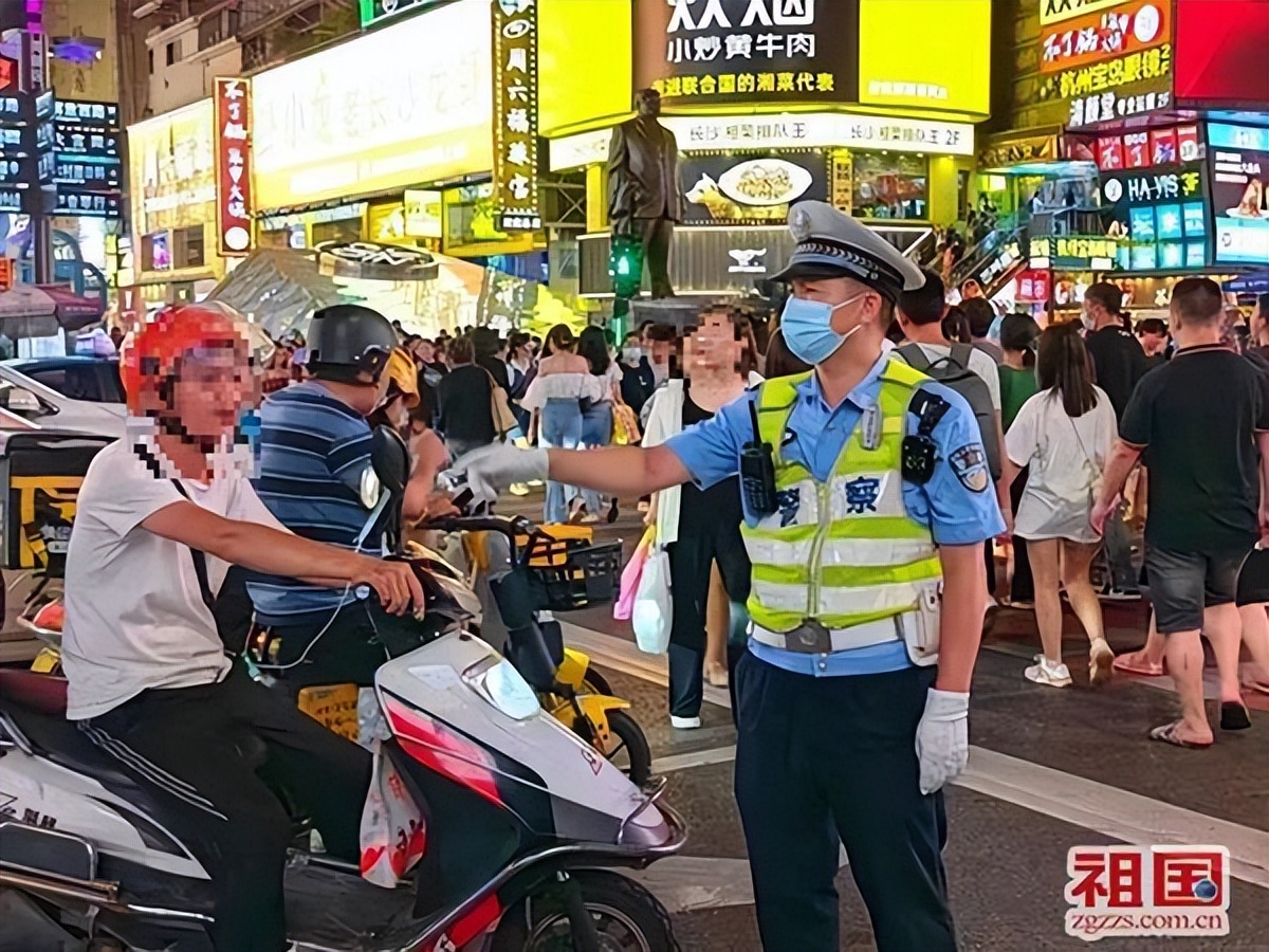 退休警官胡立强：退休献余热，镜头捕真情