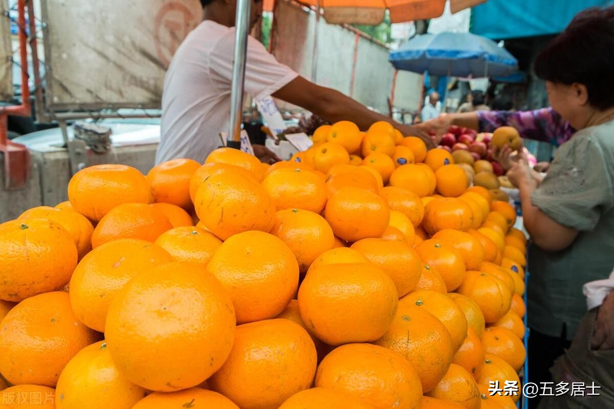 买橘子遭遇“七两秤”,小贩欲打人,女朋友勇敢地“保护”了我。