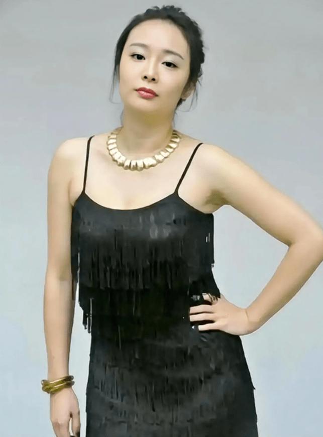 脸上有痘坑的明星,脸上爆痘特别多还好看的明星