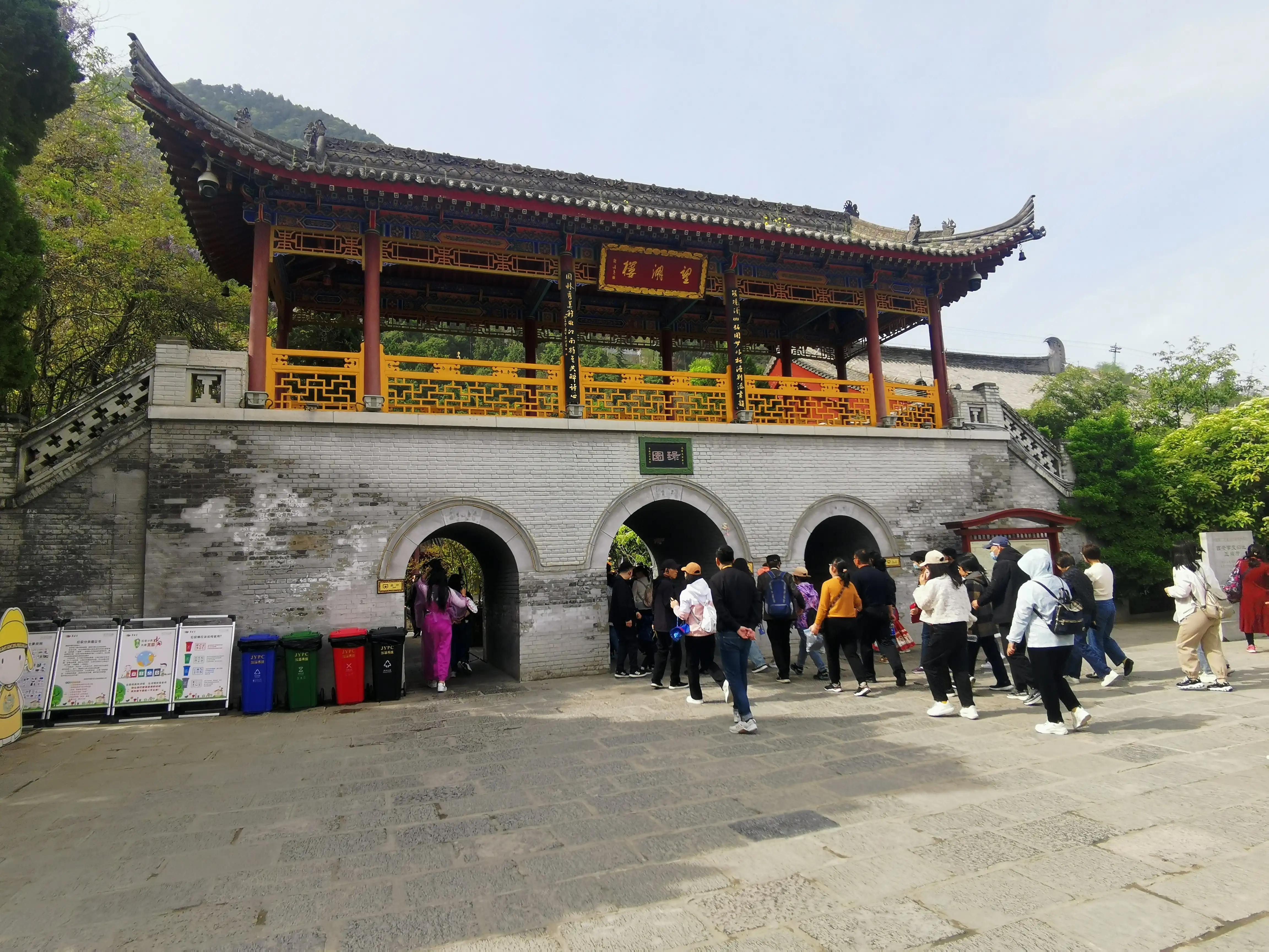 华清池温泉水滑洗凝脂,春寒赐浴华清池温泉水滑洗凝脂