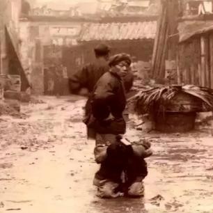 日军兽行：当着男人的面玷污了女儿，临走还残忍割下妻子乳房