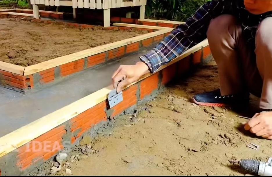 小哥把竹子编织成长方形鸡笼,小哥建造鸡舍