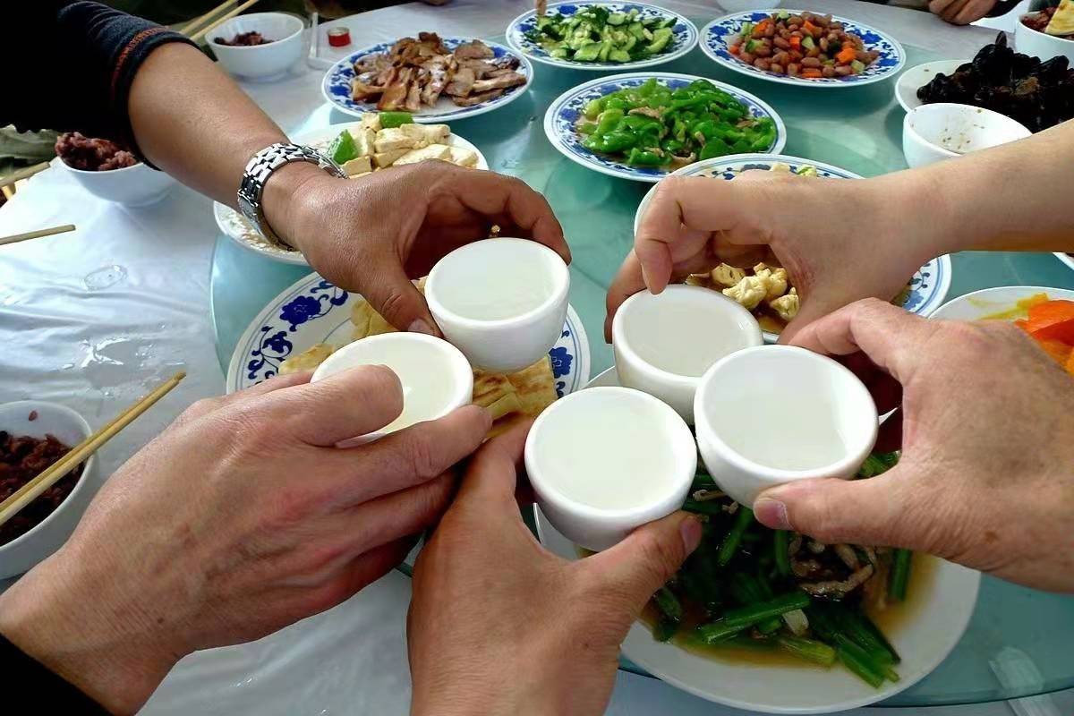 农村61岁老人10年积蓄为儿买房,76岁老汉为儿子娶40岁娇妻