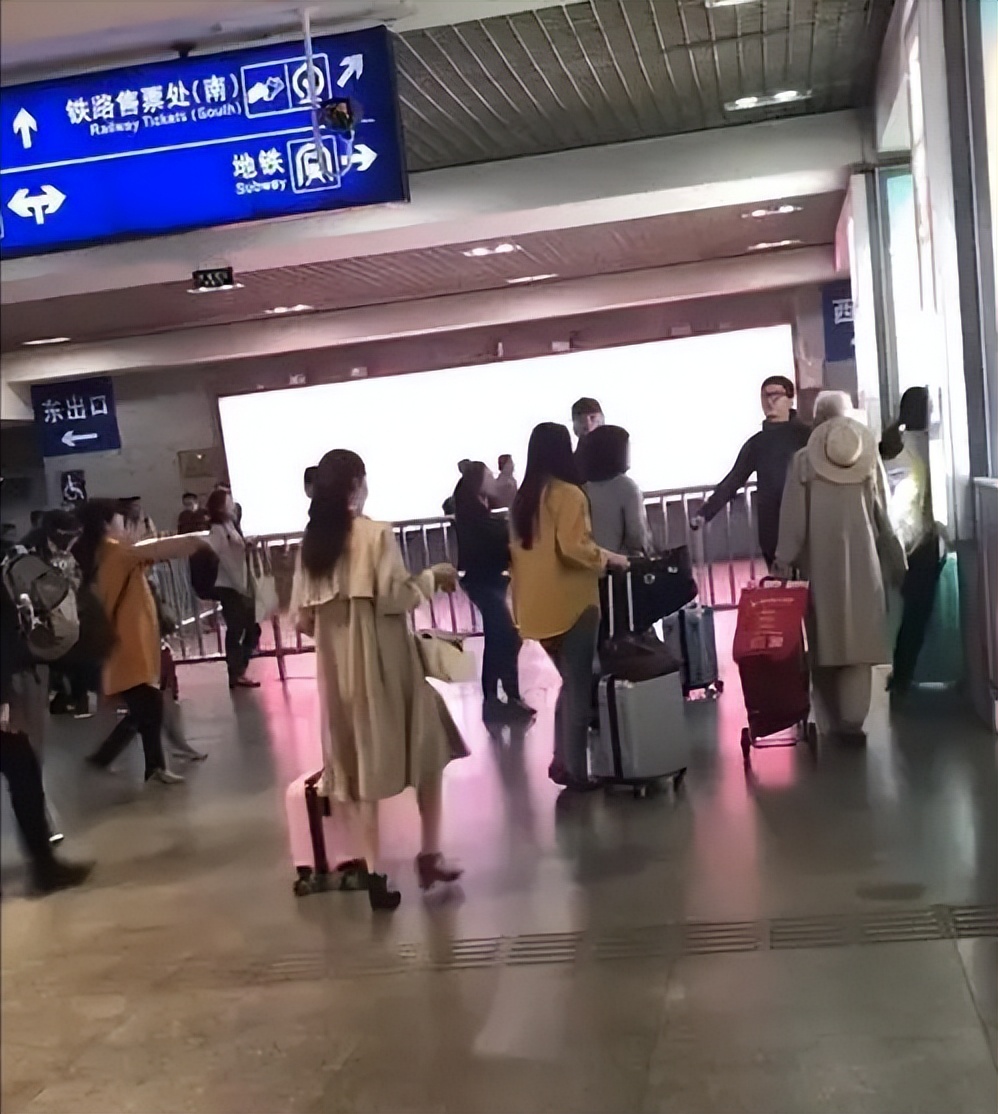 熊猫奇石价值上亿,青岛男子捡到熊猫奇石