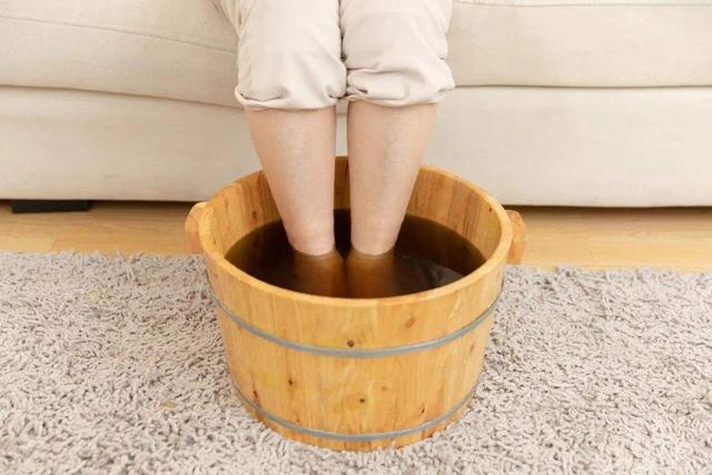 脚后跟干裂是缺什么营养吗,脚后跟干裂起皮一个方法帮你解决