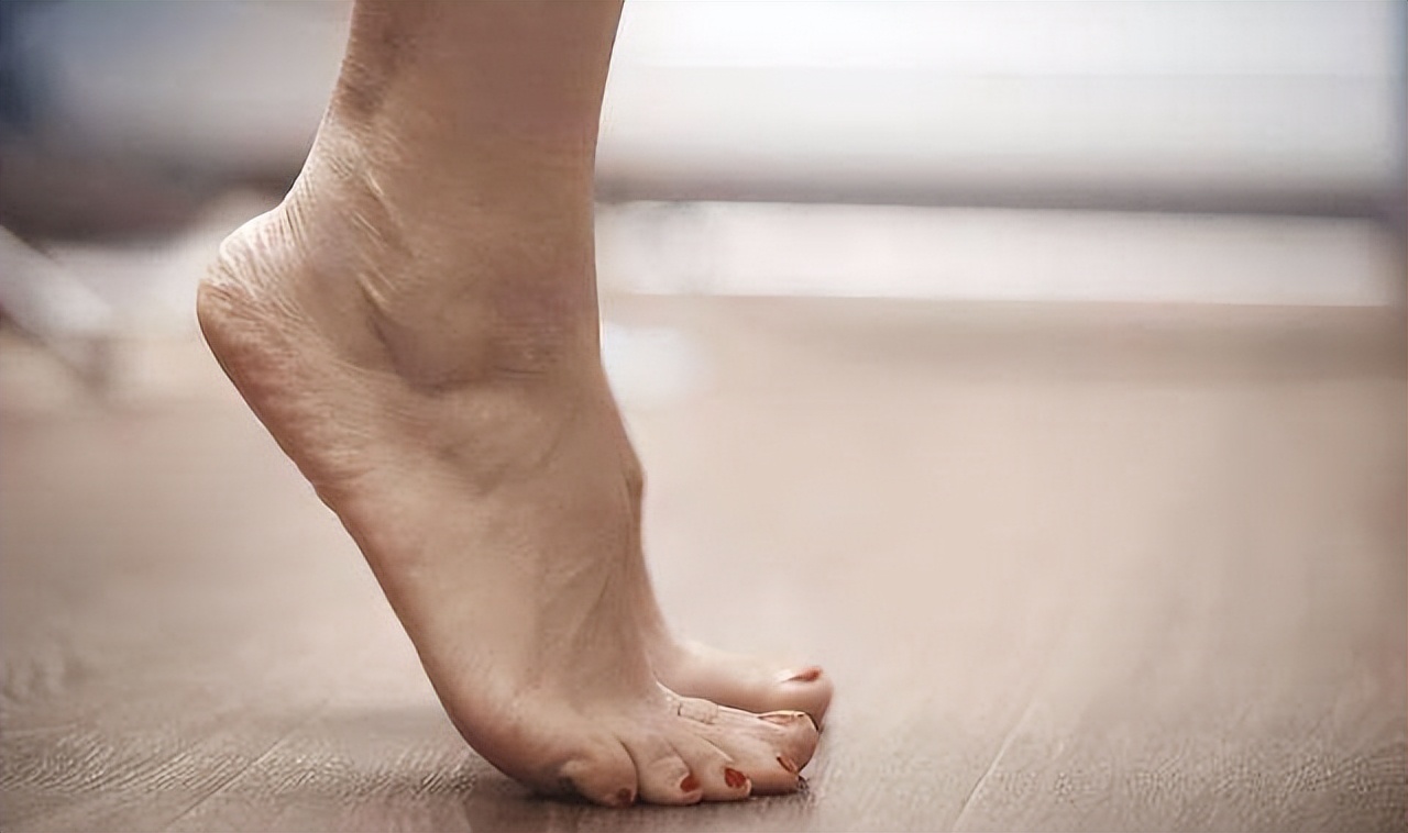 晚上睡觉把脚露外面是什么原因,晚上睡觉把脚露出来好吗