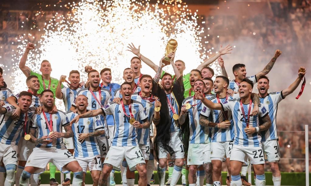 享誉全球的阿根廷足球运动员梅西的职业生涯、成就与影响