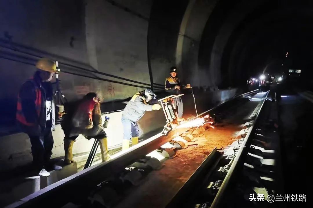 火车车轨怎么焊接,机械焊接铁轨