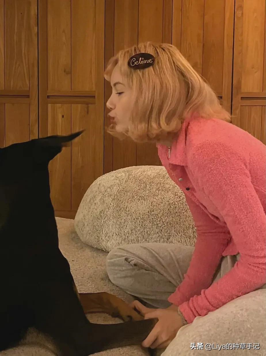 克莱因蓝和什么色搭配高级,35岁穿克莱因蓝好看吗