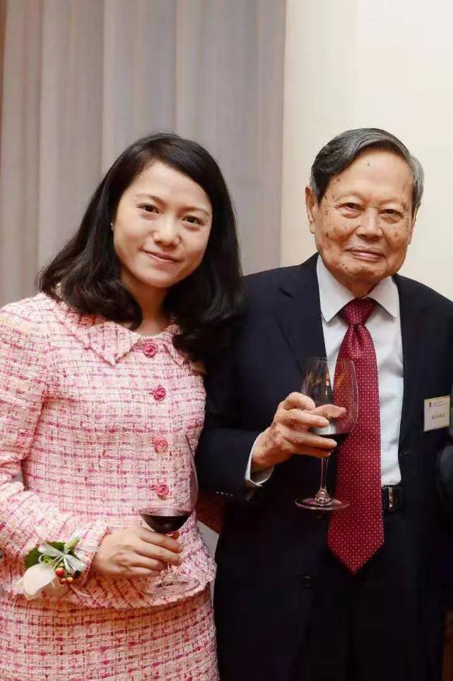 杨振宁100岁与翁帆合影近照,杨振宁和翁帆的亲密照