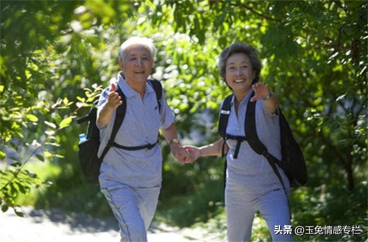 和交际男舞伴去旅游，仅1天就散伙，63岁阿姨哭诉：知己变成仇人