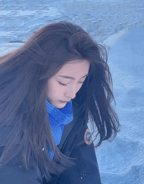 羽绒服卫衣裙搭配,今年流行穿搭羽绒服加什么靴子