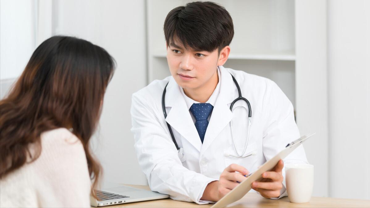 左胸口隐隐作痛一阵阵刺痛几秒,左胸老是刺痛几秒是心脏病吗