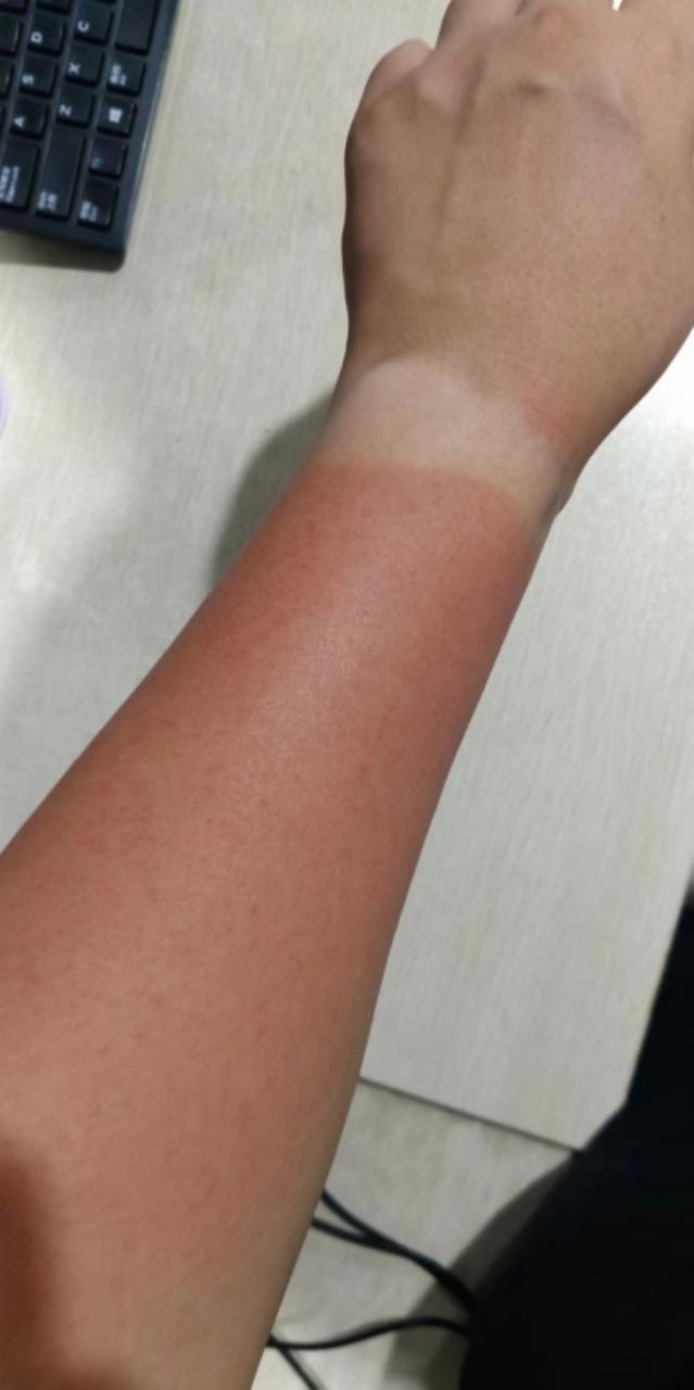 疫情期间，她推迟退休，他代购奶粉，他们上门找老人……