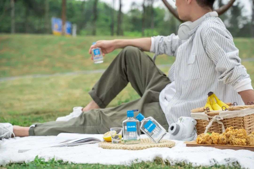 居家的这届年轻人，躲进江小白