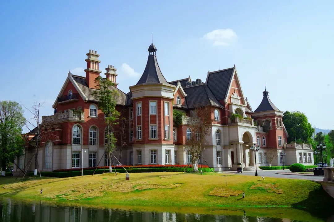 四川西南航空职业学院是什么风格,四川西南航空职业学院校园风采