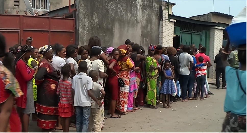 神奇的非洲饮料：柠檬水兑汽油卖100一瓶，天天被抢断货