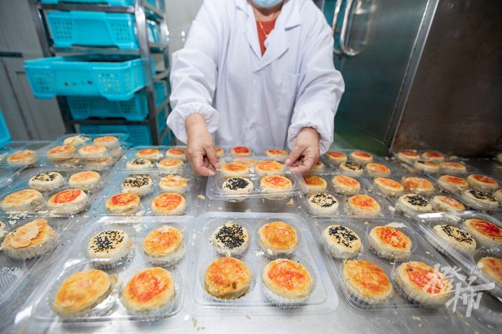 杭州各大寺庙“筒儿月饼”陆续开售！橙柿独家探访中天竺“月饼厨房”：吃货最惦记的素月饼是怎么做出来的？