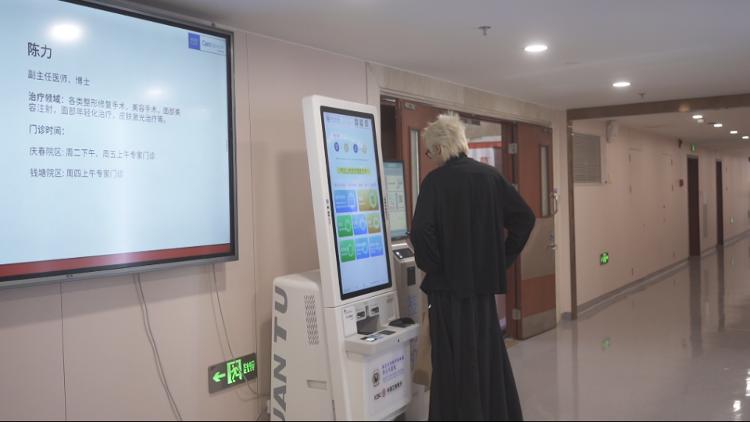 25岁小伙整容鼻子,主播整成鸟嘴鼻