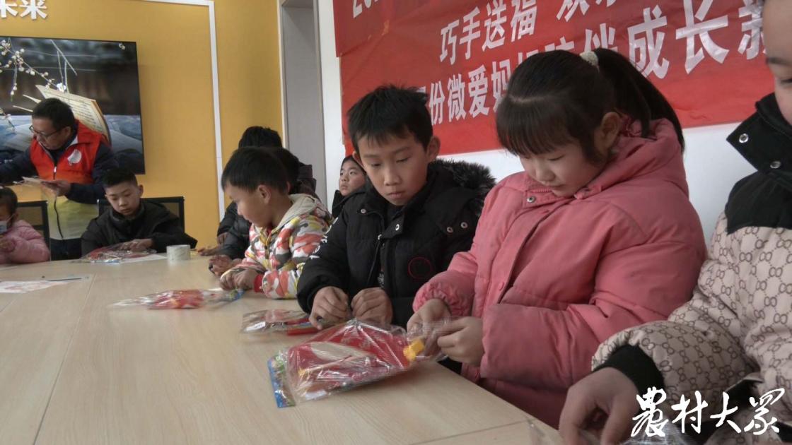 做龙灯的寓意,上联看恐龙赏龙灯迎龙年