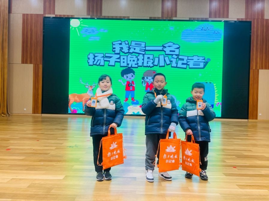 南京大学记者去采访,记者走进学校采访新闻