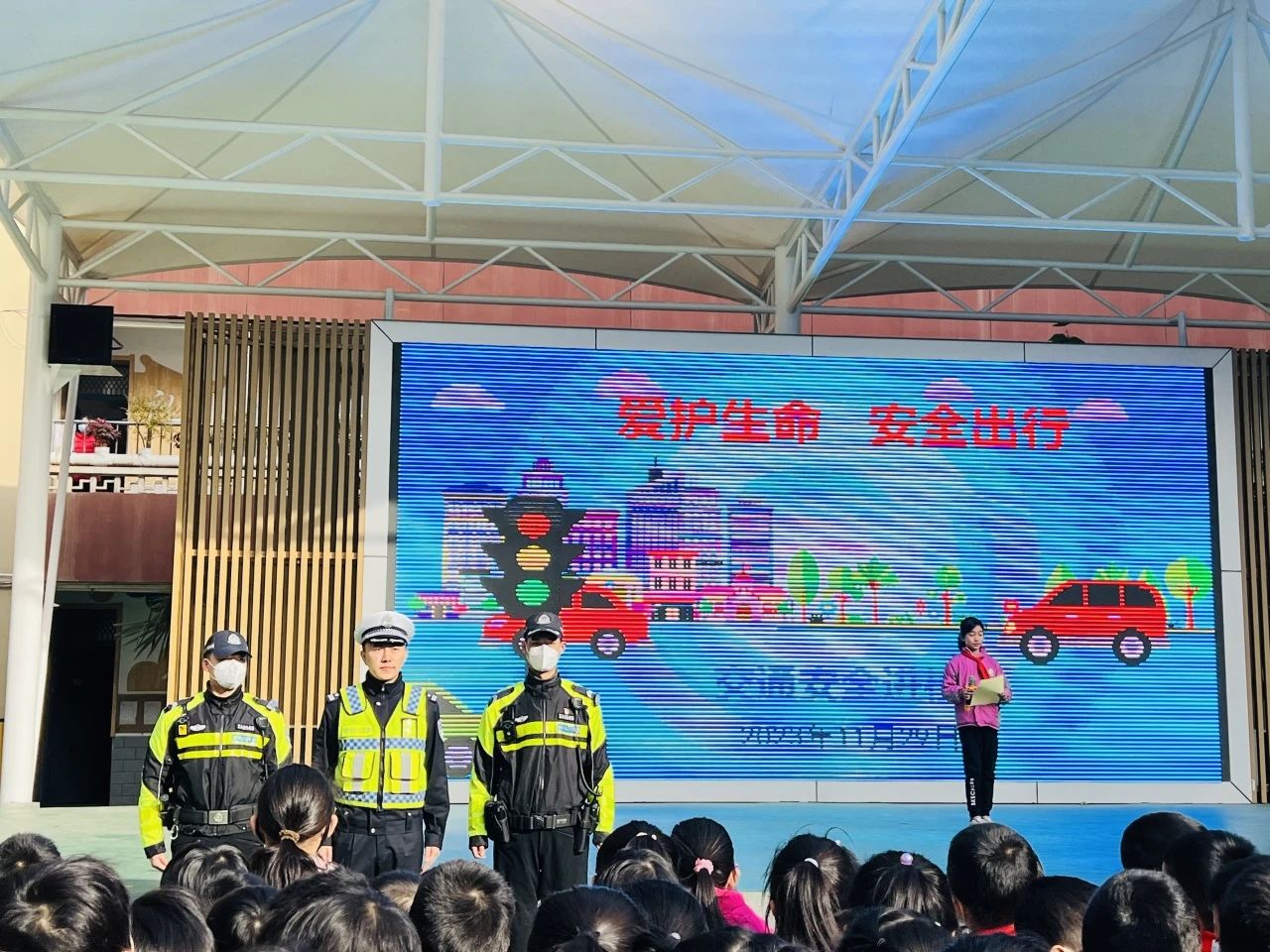 华联小学交通安全宣讲活动,太白街小学交通安全主题课