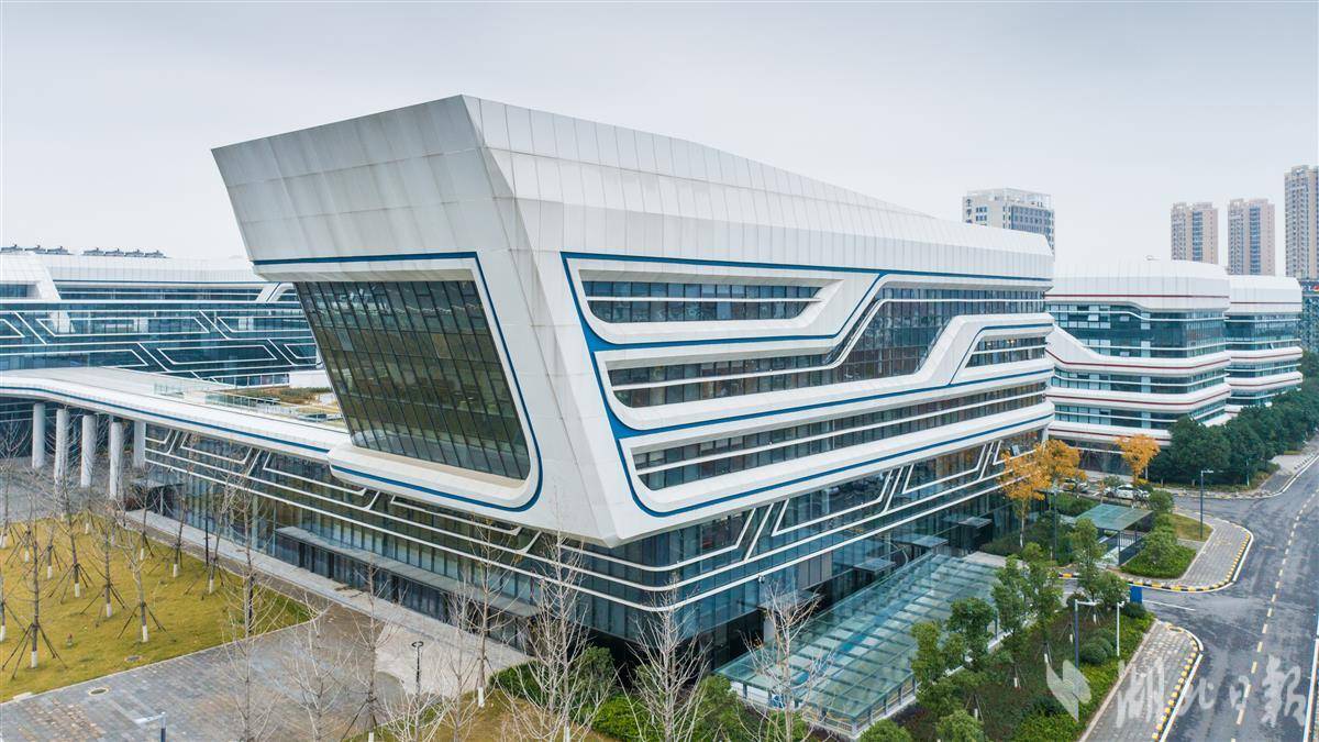 深入推进产业集聚区腾笼换鸟,推动低效企业用地腾笼换鸟